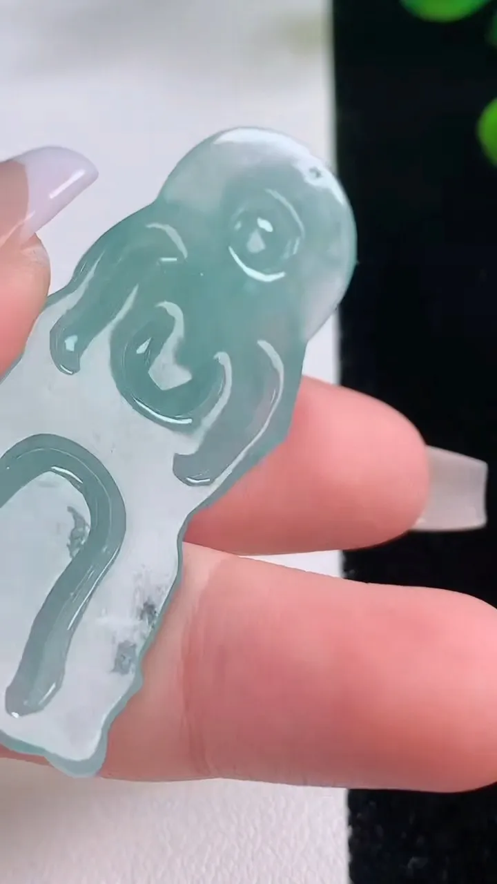 天然A货翡翠冰种飘花关公吊坠，尺寸53.6-24.8-5.5，重量:13.91g
12月3日