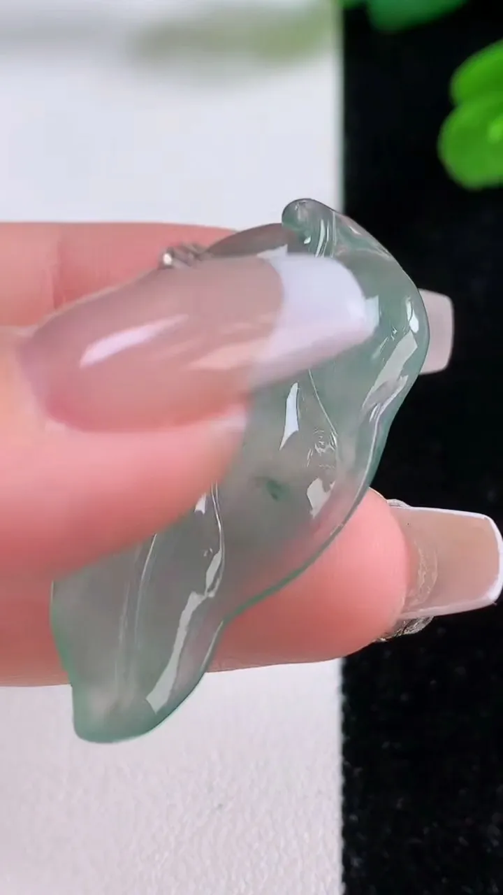 天然A货翡翠冰种飘花金枝玉叶 叶子吊坠，尺寸41-21-3，重量:5.00g
12月3日