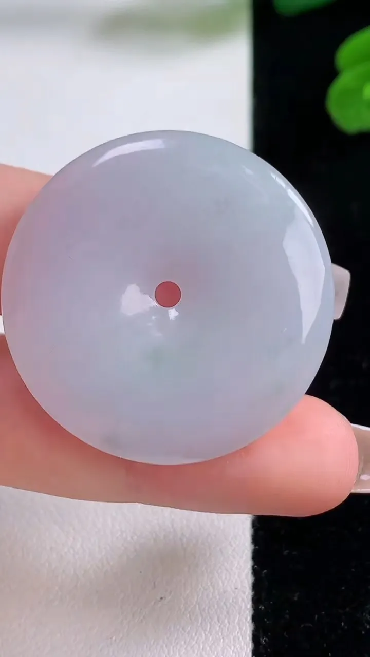 天然A货翡翠平安扣吊坠，尺寸34.6-4.5，重量:12.08g
12月3日