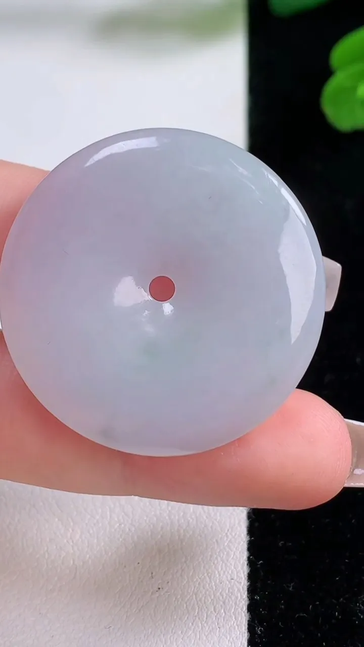 天然A货翡翠平安扣吊坠，尺寸34.6-4.5，重量:12.08g
12月3日