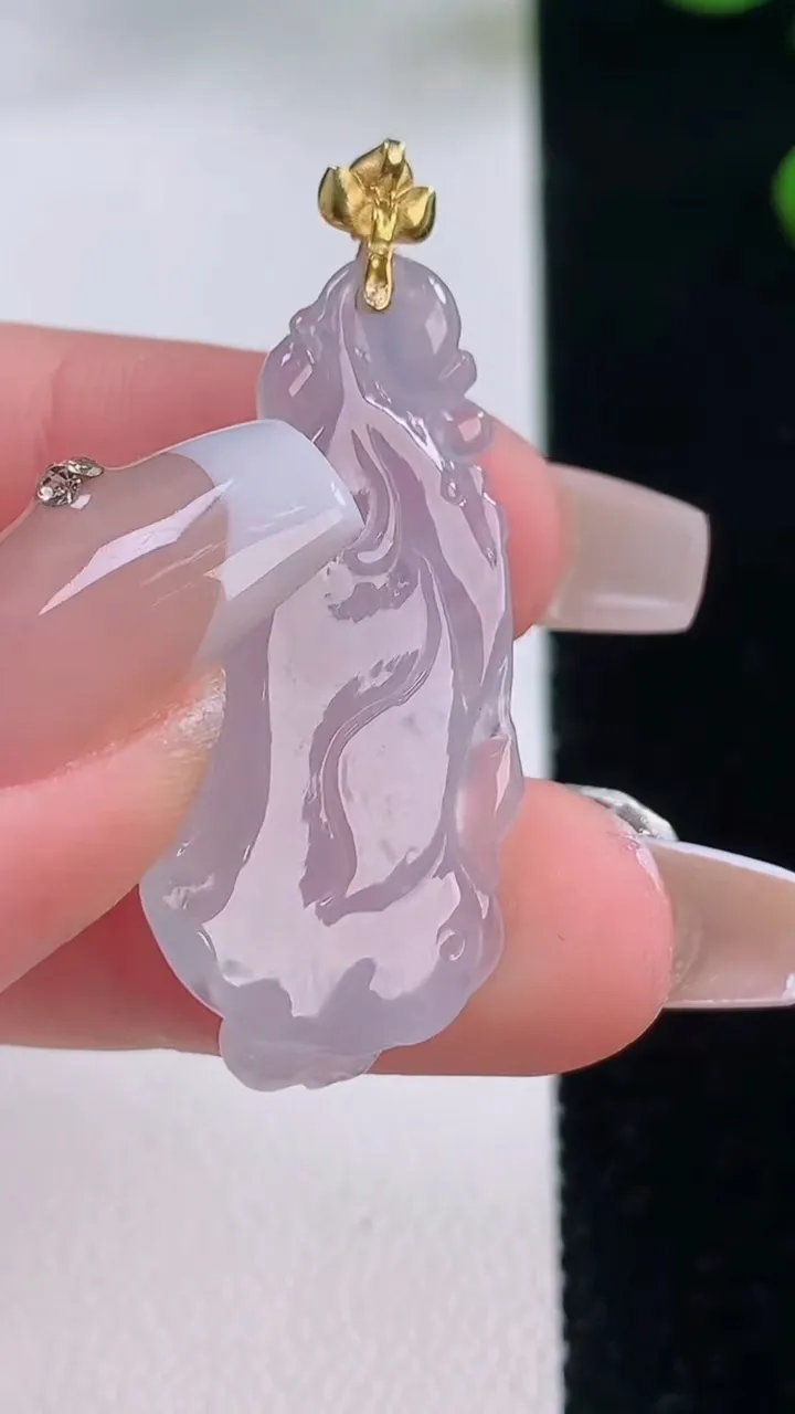 天然A货翡翠种白冰白菜吊坠，尺寸35.7-15.8-7，重量:5.68g
12月3日