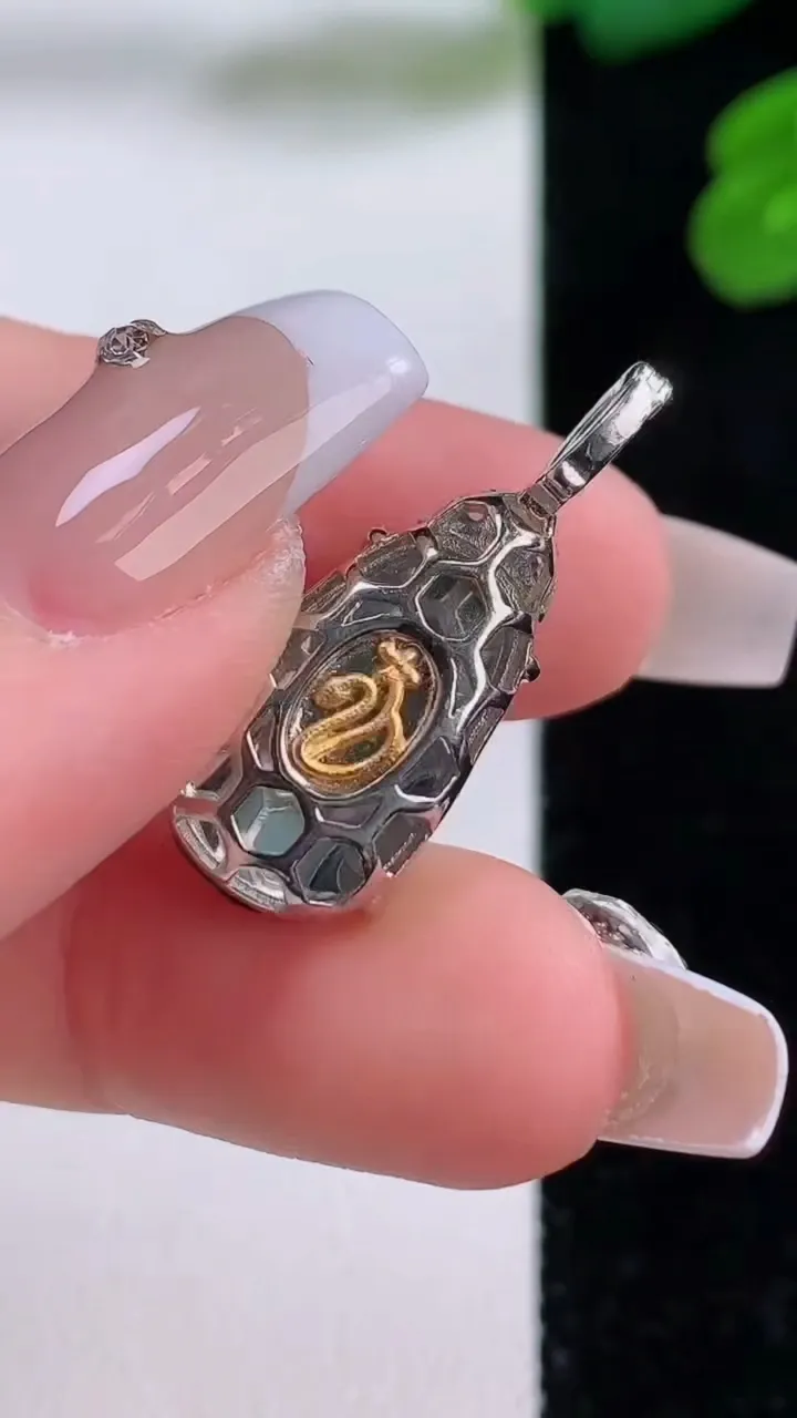 天然A货翡翠金枝玉叶 叶子吊坠，尺寸26.6-18-11.5-6.8，重量:5.88g
12月3日