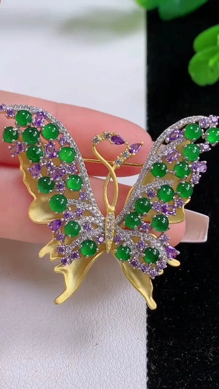 天然A货翡翠蛋面蝴蝶胸针，尺寸3.7，重量:12.27g
12月3日