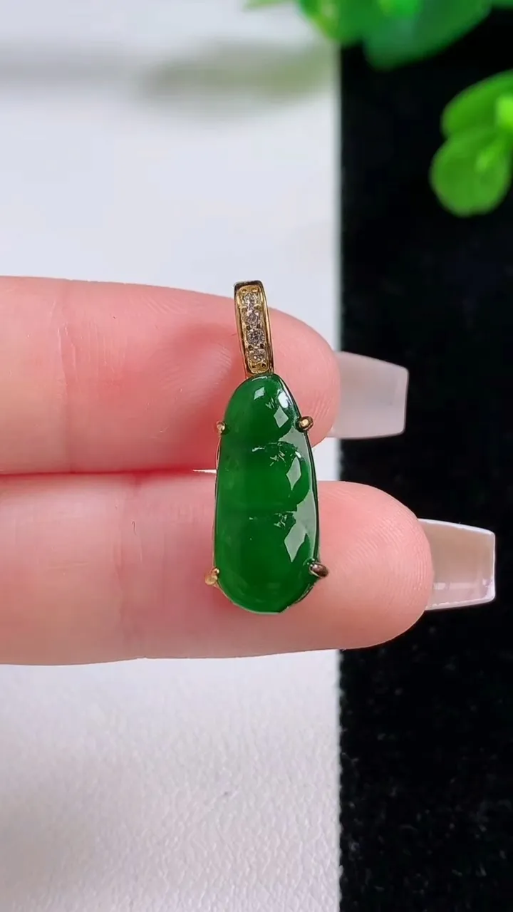 天然A货翡翠福豆吊坠，尺寸17-9.2-4.6，重量:1.50g
12月3日