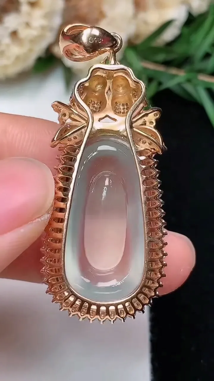 天然A货翡翠白冰蛋面吊坠，尺寸48.8-18.5-11.2，裸石26.2-14.8，重量:11.41g
12月3日