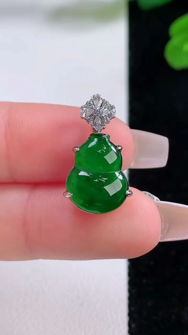 天然A货翡翠葫芦吊坠，尺寸14.6-10.8-7，重量:1.85g
12月3日