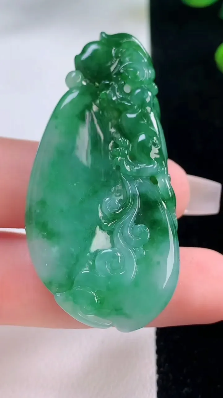 天然A货翡翠福瓜吊坠，尺寸51-24.2-7.4，重量:17.72g
12月3日