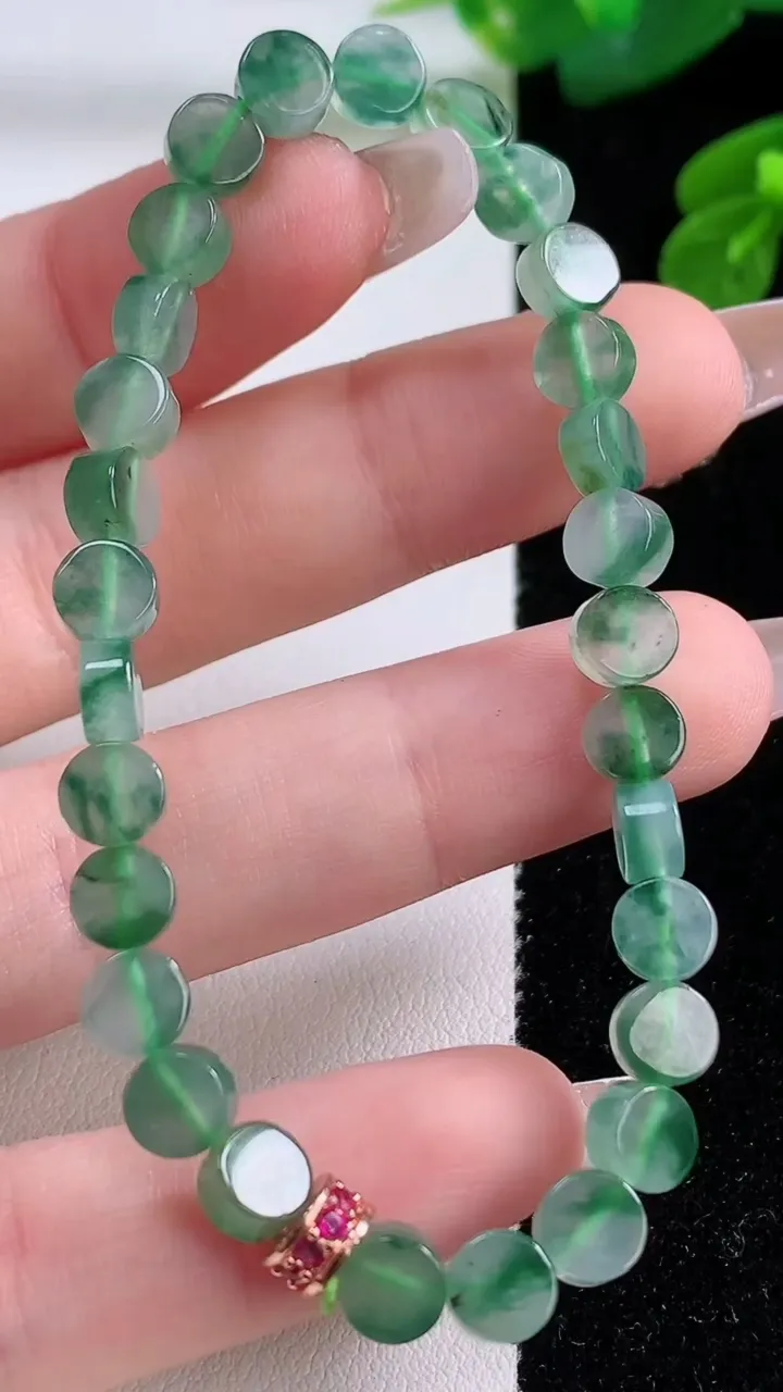 天然A货翡翠种飘花无事牌手串，尺寸5.6-2.5-29颗，重量:7.80g12月3日
工厂直销收藏佳