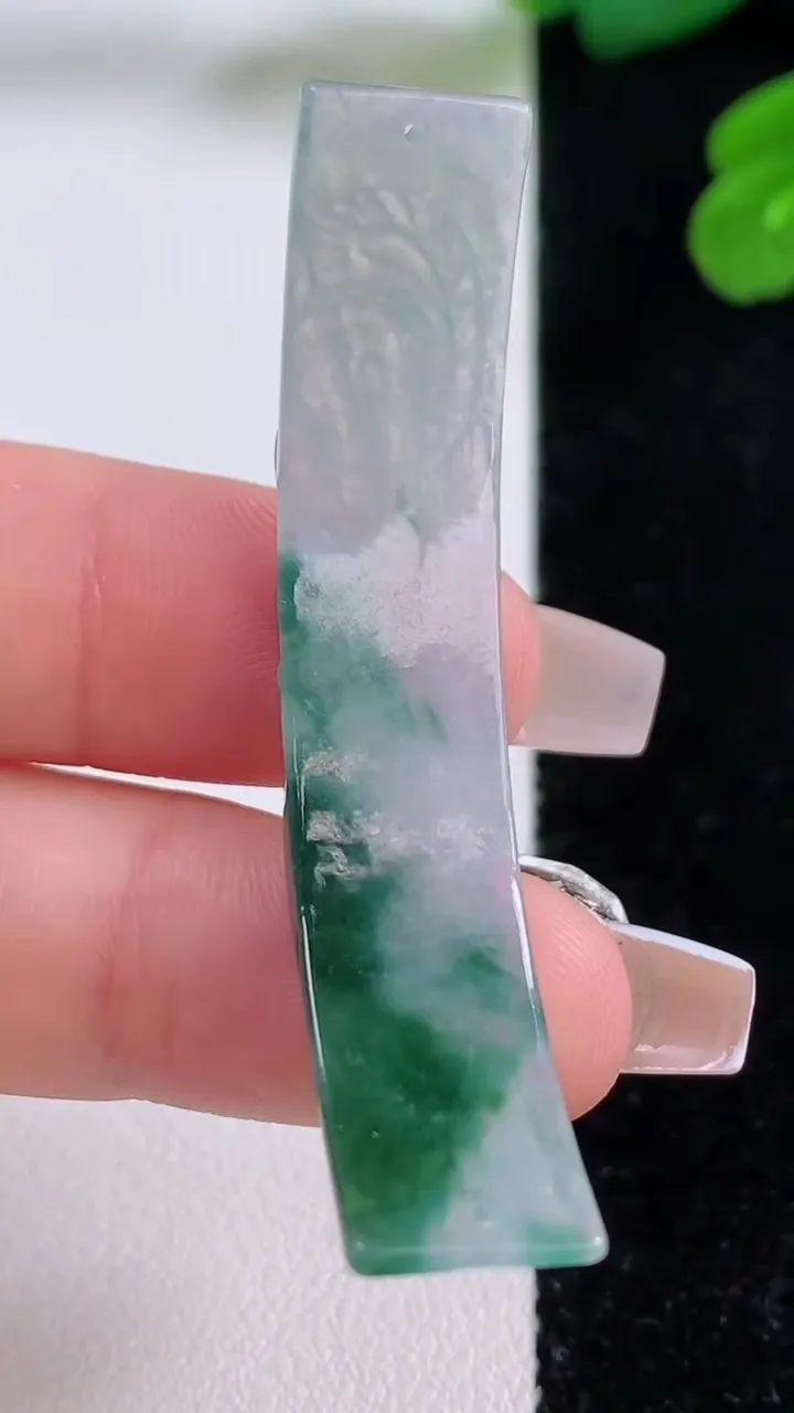 天然A货翡翠冰种飘花凤凰手牌，尺寸51.7-10.6-2.8，重量:4.98g
12月3日