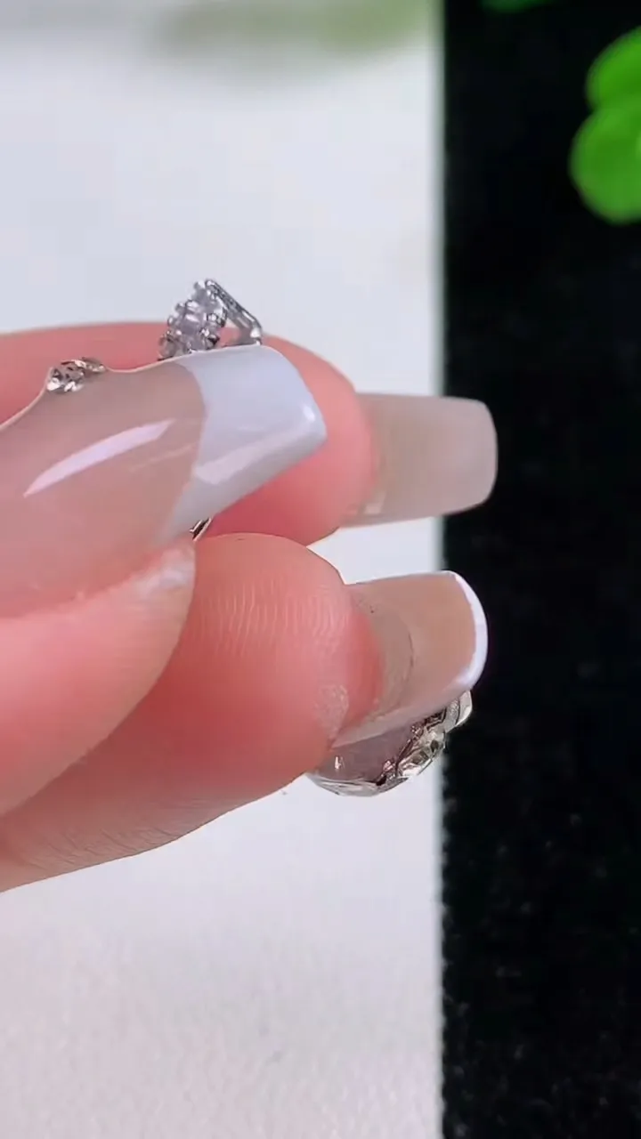 天然A货翡翠金枝玉叶 叶子吊坠，尺寸21.7-13.4-4.3，重量:2.18g
12月3日