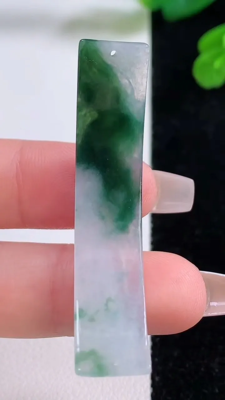 天然A货翡翠冰种飘花凤凰手牌，尺寸49-10.6-3.5，重量:4.82g
12月3日