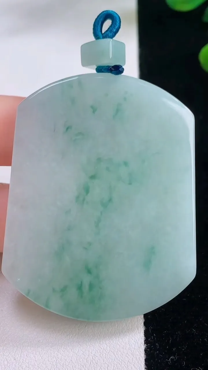 天然A货翡翠飘花无事牌吊坠，尺寸53.7-42-5.2，重量:35.02g
12月3日