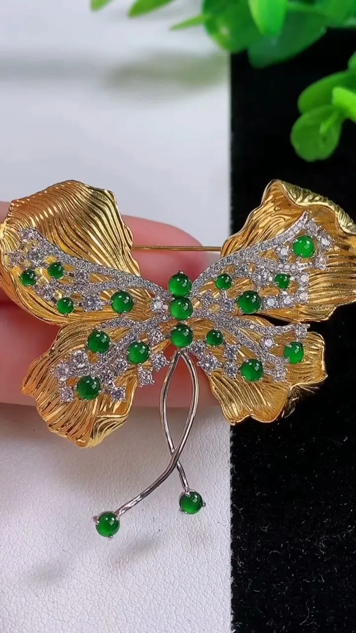 天然A货翡翠蛋面蝴蝶胸针，尺寸3.2，重量:20.00g
12月3日