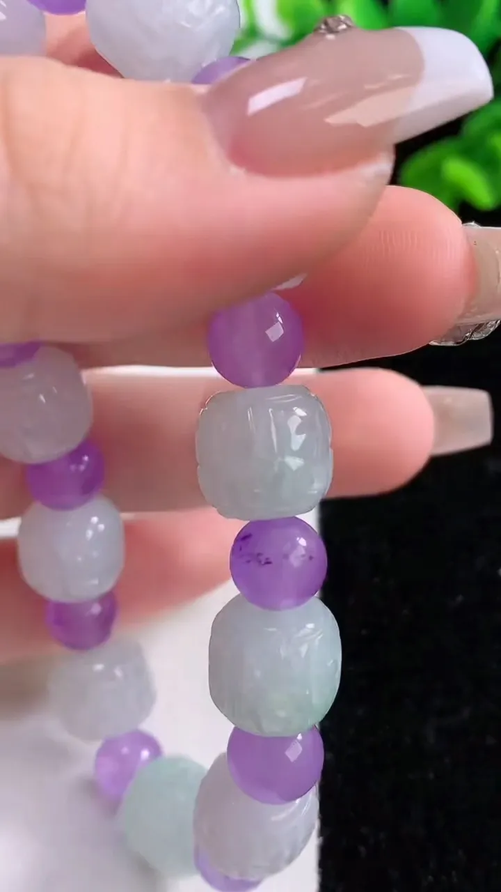 天然A货翡翠六字真言 路路通手串，尺寸10-11-11颗，重量:36.02g
12月3日