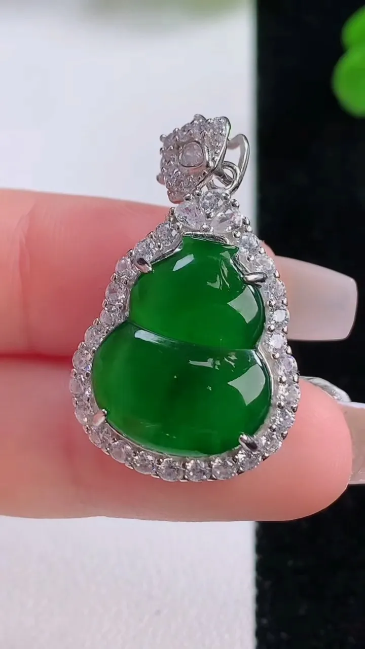 天然A货翡翠葫芦吊坠，尺寸31.4-19.3-14.5-7.8，重量:5.41g
12月3日