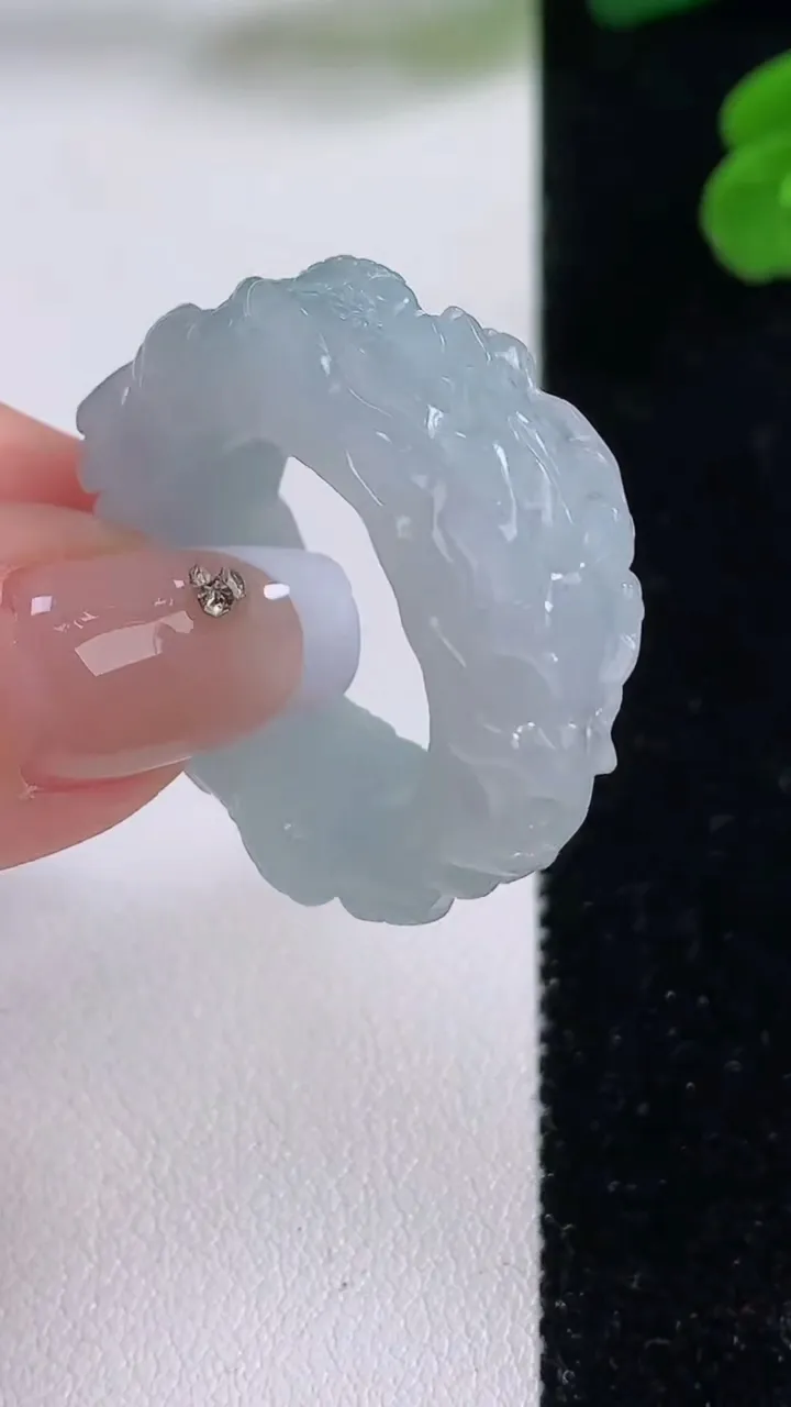 天然A货翡翠龙头扳指 戒指，尺寸21.3-10.7-6.2，重量:13.17g2025年12月3日
工厂直销收藏佳品,种好水足，色泽均匀，有种有色，上手高大气！