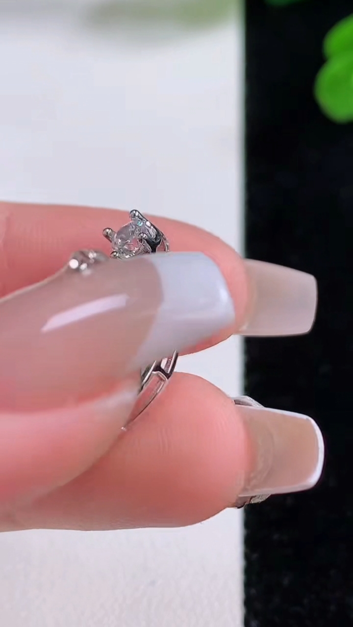 天然A货翡翠平安扣吊坠，尺寸16-4.9，重量:2.16g
12月3日