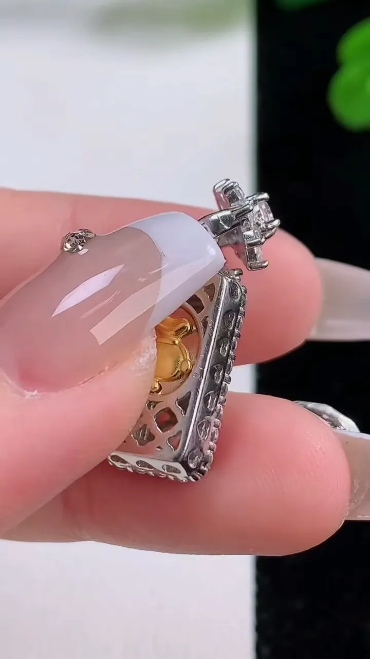 天然A货翡翠无事牌吊坠，尺寸25.5-9.5-7，15.2-7重量:3.48g
12月3日