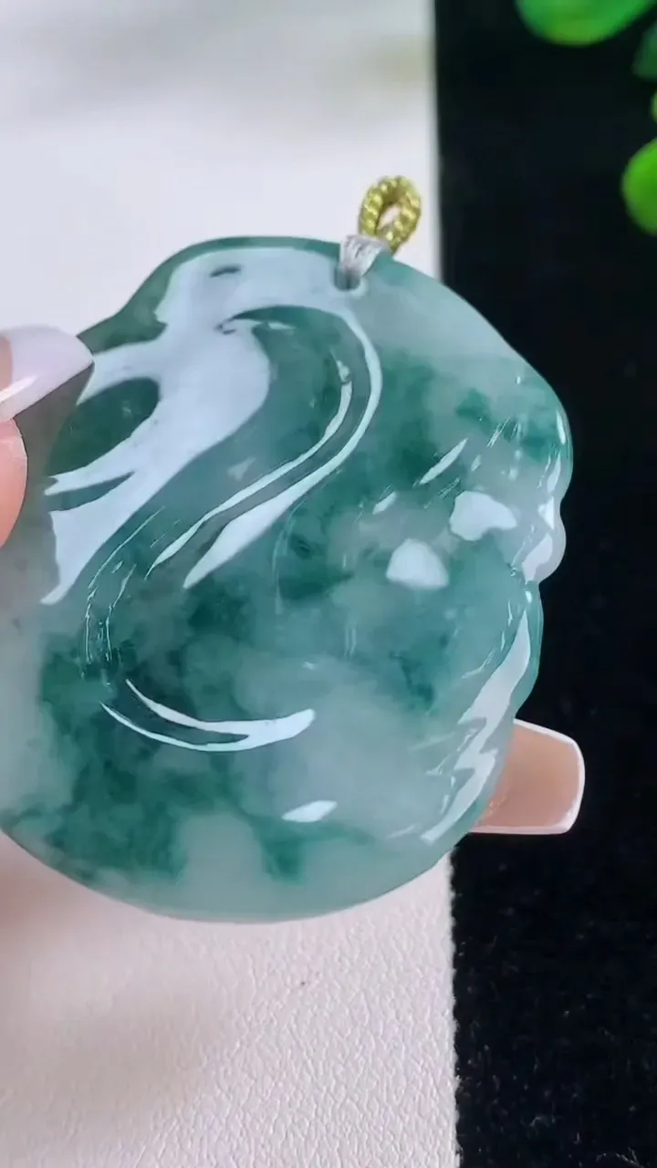 天然A货翡翠冰种飘花生肖蛇吊坠，尺寸45.2-37.3-5.5，重量:20.05g
12月3日