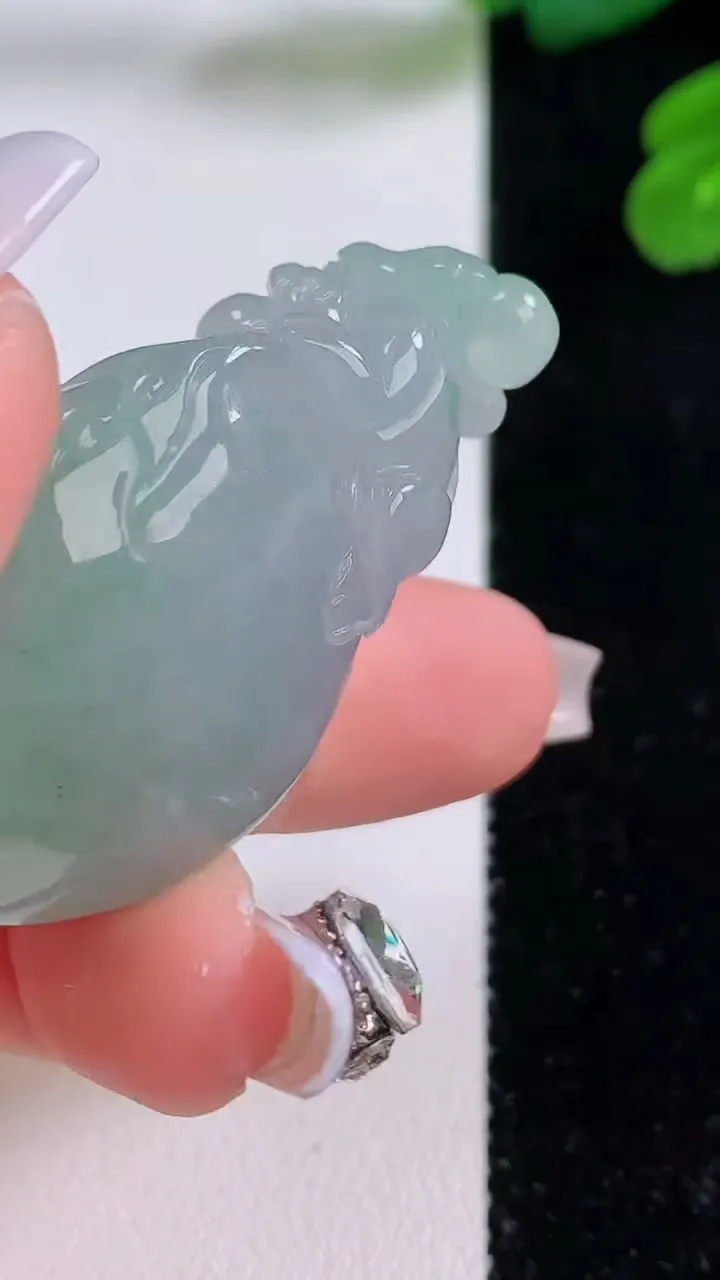 天然A货翡翠灵猴献瑞 寿桃吊坠，尺寸45-26-11.4，重量:22.83g
12月3日