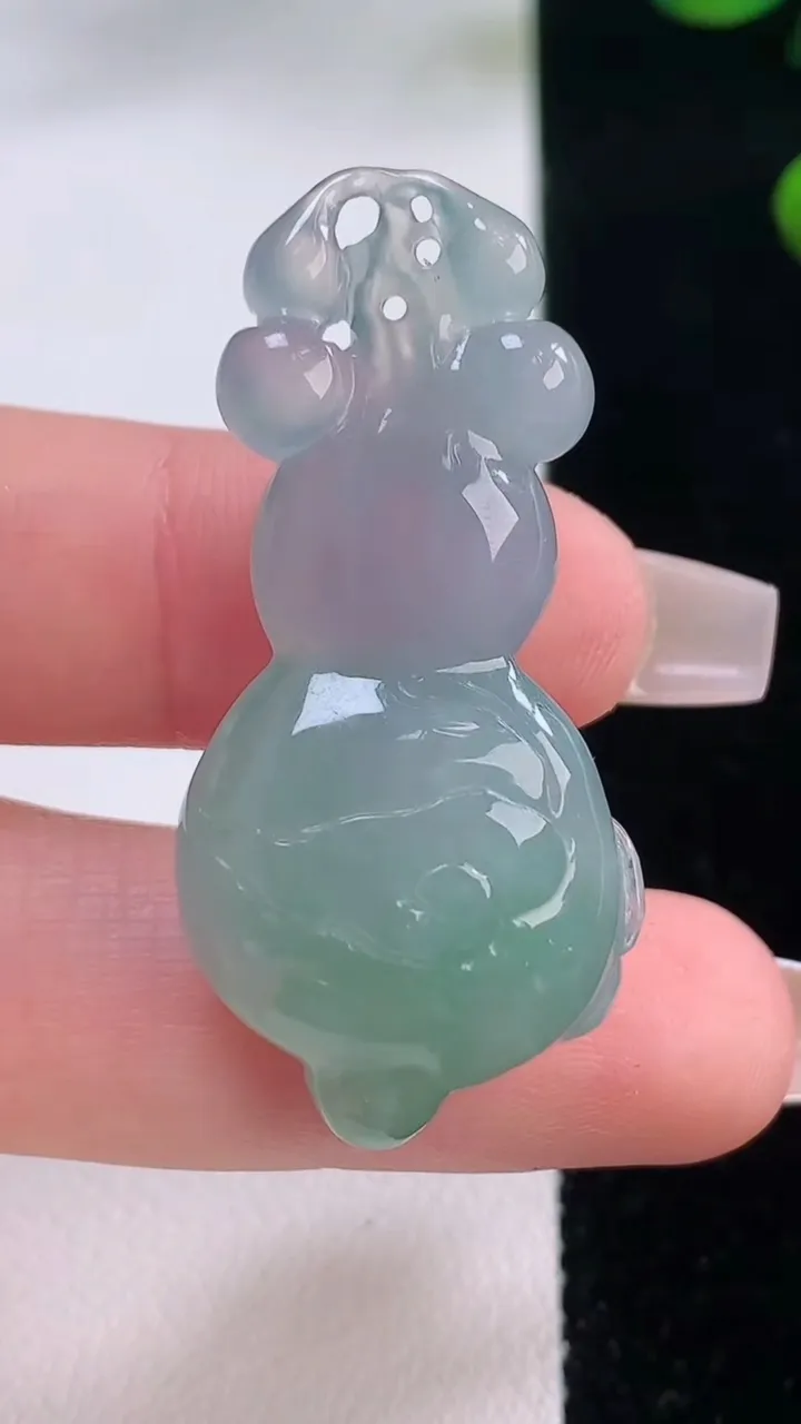 天然A货翡翠葫芦吊坠，尺寸43-20.7-10.8，重量:11.82g
12月3日