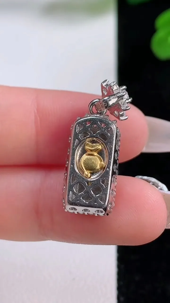 天然A货翡翠无事牌吊坠，尺寸25.5-9.5-7，15.2-7重量:3.48g
12月3日