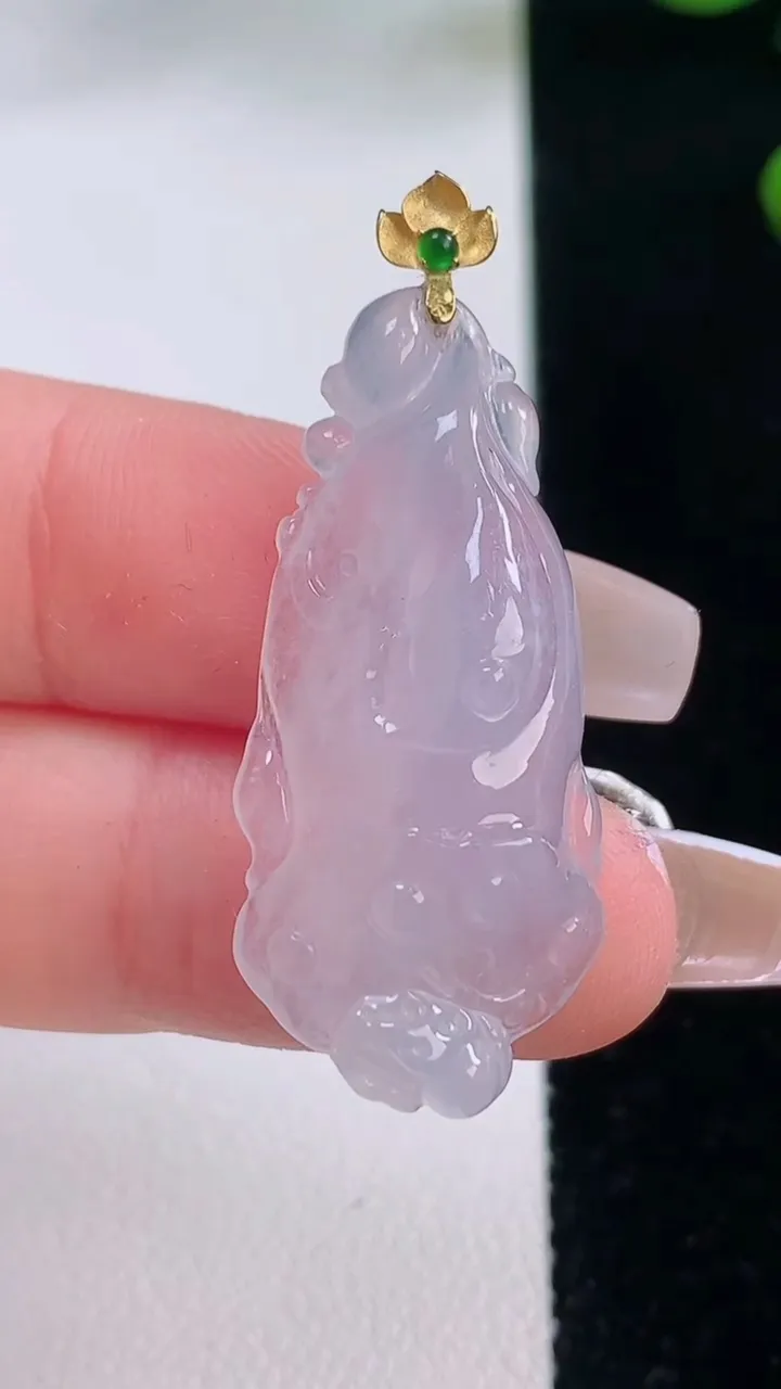 天然A货翡翠种白冰白菜吊坠，尺寸35.7-15.8-7，重量:5.68g
12月3日