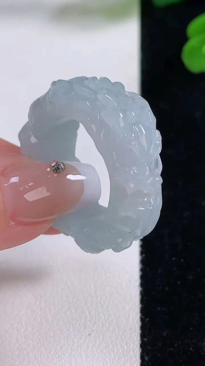 天然A货翡翠龙头扳指 戒指，尺寸21.3-10.7-6.2，重量:13.17g2025年12月3日
工厂直销收藏佳品,种好水足，色泽均匀，有种有色，上手高大气！