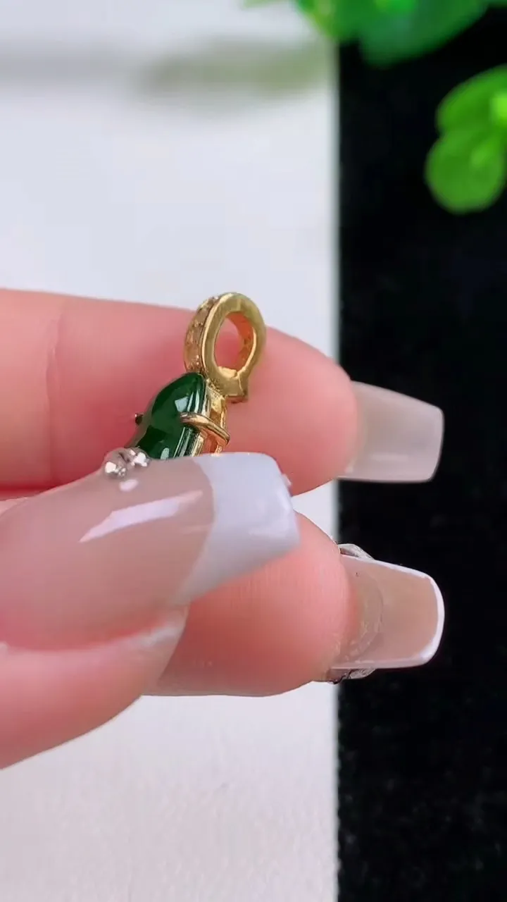 天然A货翡翠福豆吊坠，尺寸17-9.2-4.6，重量:1.50g
12月3日