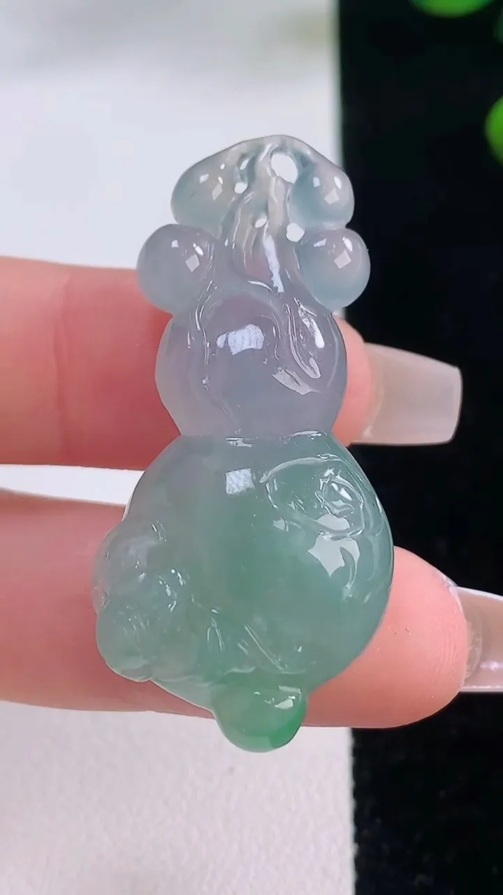 天然A货翡翠葫芦吊坠，尺寸43-20.7-10.8，重量:11.82g
12月3日