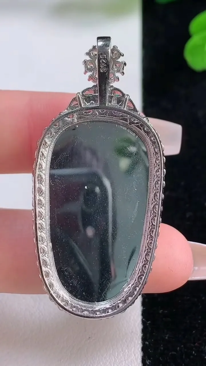 天然A货翡翠925银蓝水金枝玉叶 叶子吊坠，尺寸49.6-23.2-7.8，裸石33.7-19.6重量:9.40g
12月3日