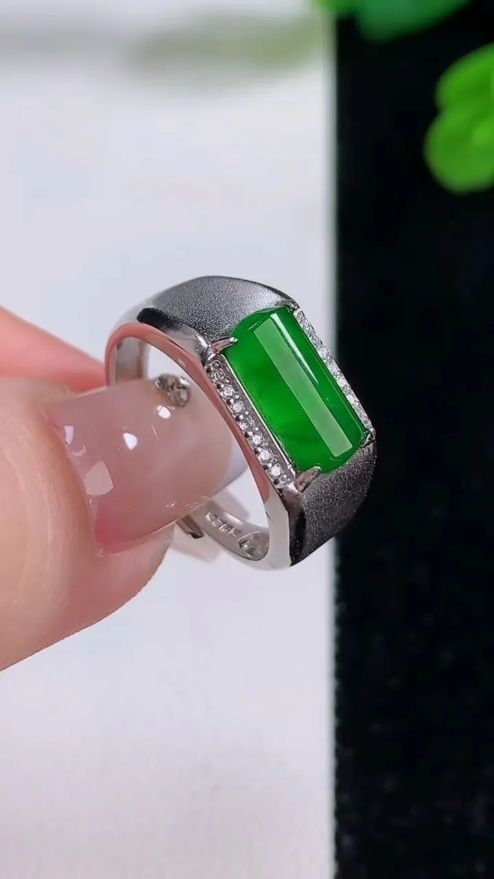 天然A货翡翠马鞍戒指，尺寸10.5-5.8-3.5，重量:3.30g2025年12月3日
工厂直销收