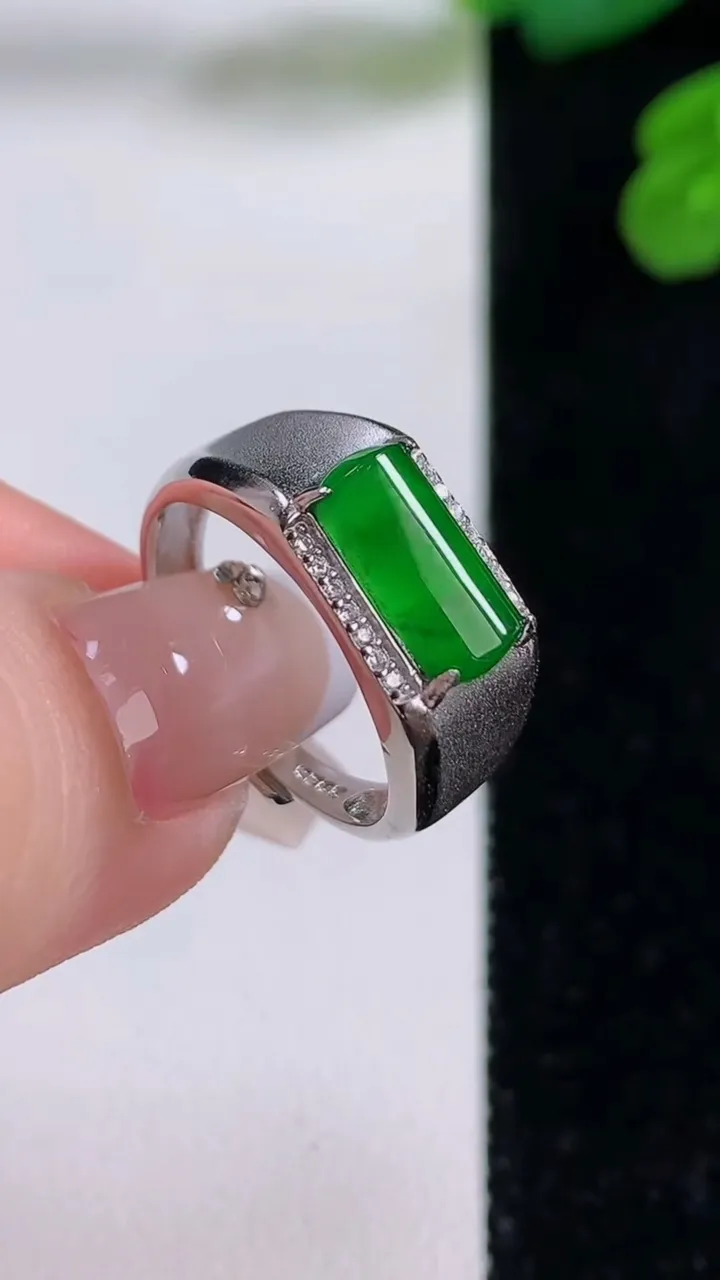 天然A货翡翠马鞍戒指，尺寸10.5-5.8-3.5，重量:3.30g2025年12月3日
工厂直销收藏佳品,种好水足，色泽均匀，有种有色，上手高大气！