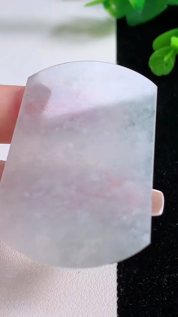 天然A货翡翠无事牌镶嵌件，尺寸53.2-37.8-2.5，重量:15.27g
12月3日