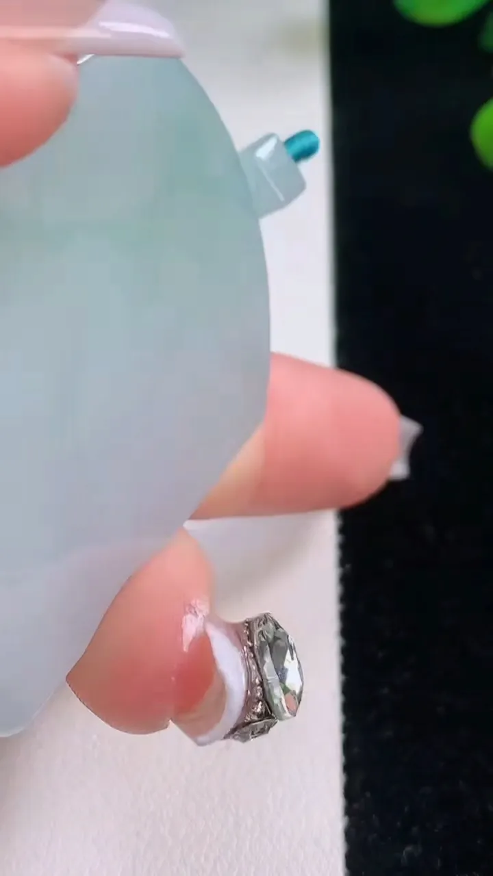 天然A货翡翠无事牌吊坠，尺寸52.5-39.2-5.7，重量:35.78g
12月3日