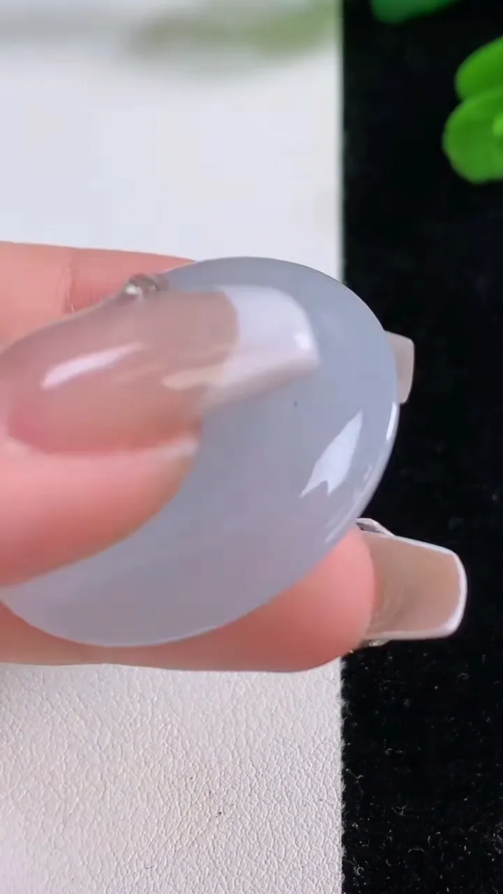 天然A货翡翠平安扣吊坠，尺寸34.6-4.5，重量:12.08g
12月3日