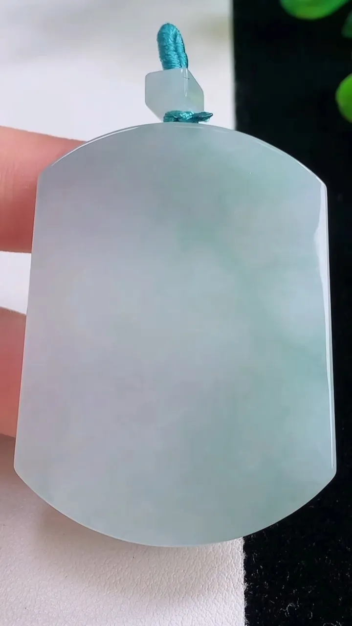 天然A货翡翠无事牌吊坠，尺寸52.5-39.2-5.7，重量:35.78g
12月3日