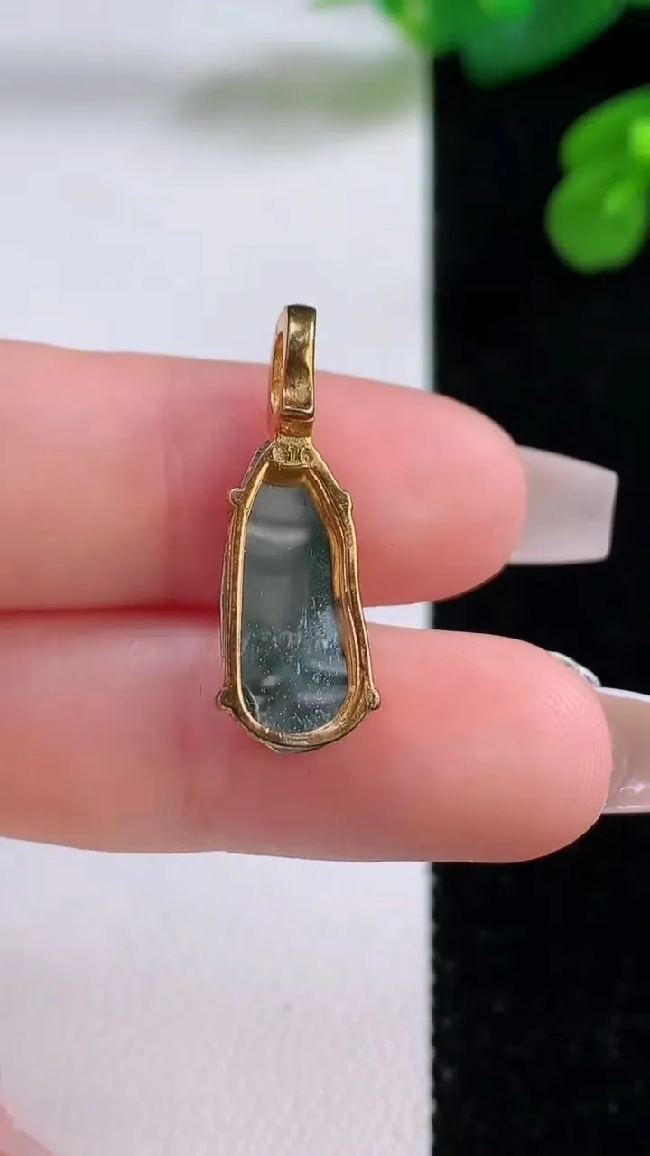 天然A货翡翠福豆吊坠，尺寸17-9.2-4.6，重量:1.50g
12月3日