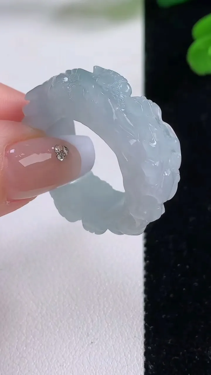 天然A货翡翠龙头扳指 戒指，尺寸21.3-10.7-6.2，重量:13.17g2025年12月3日
工厂直销收藏佳品,种好水足，色泽均匀，有种有色，上手高大气！