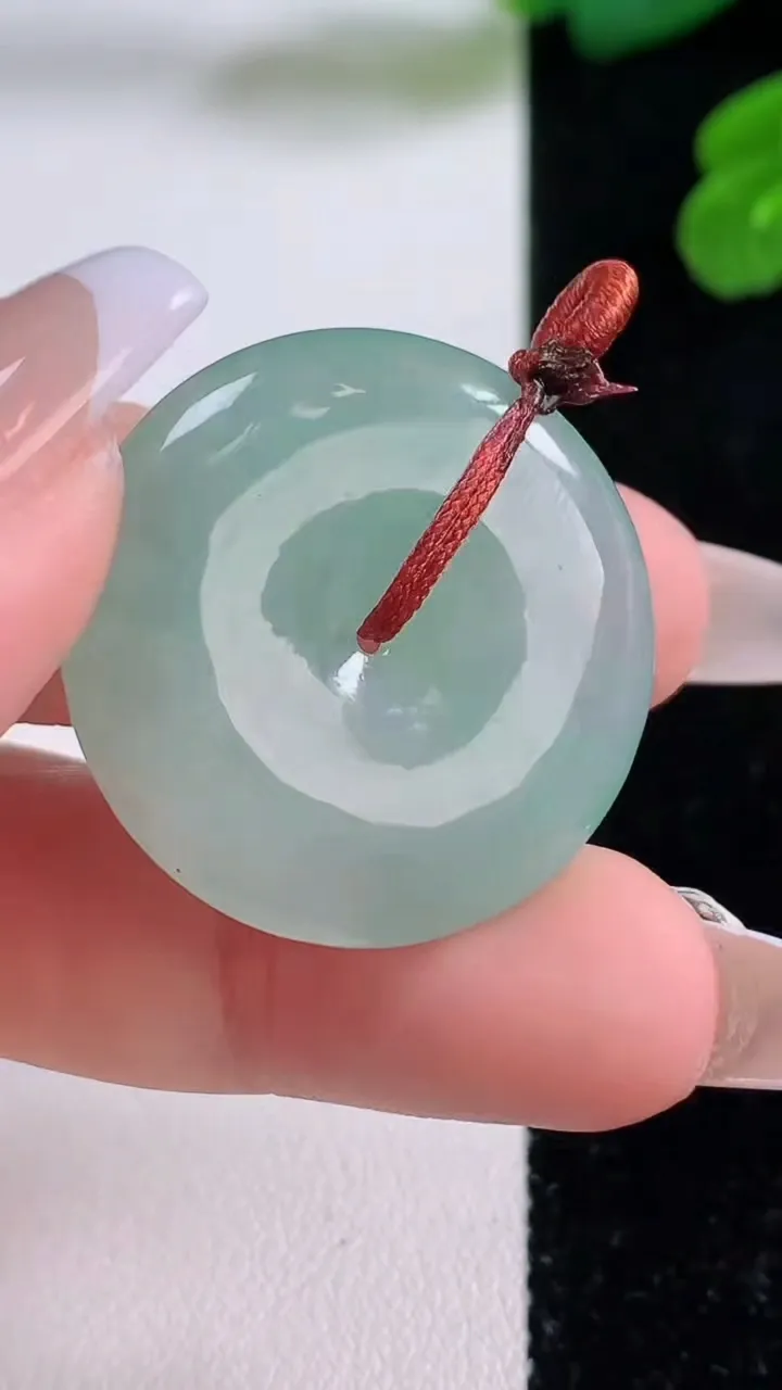 天然A货翡翠平安扣吊坠，尺寸28.8-5.6，重量:10.23g
12月3日