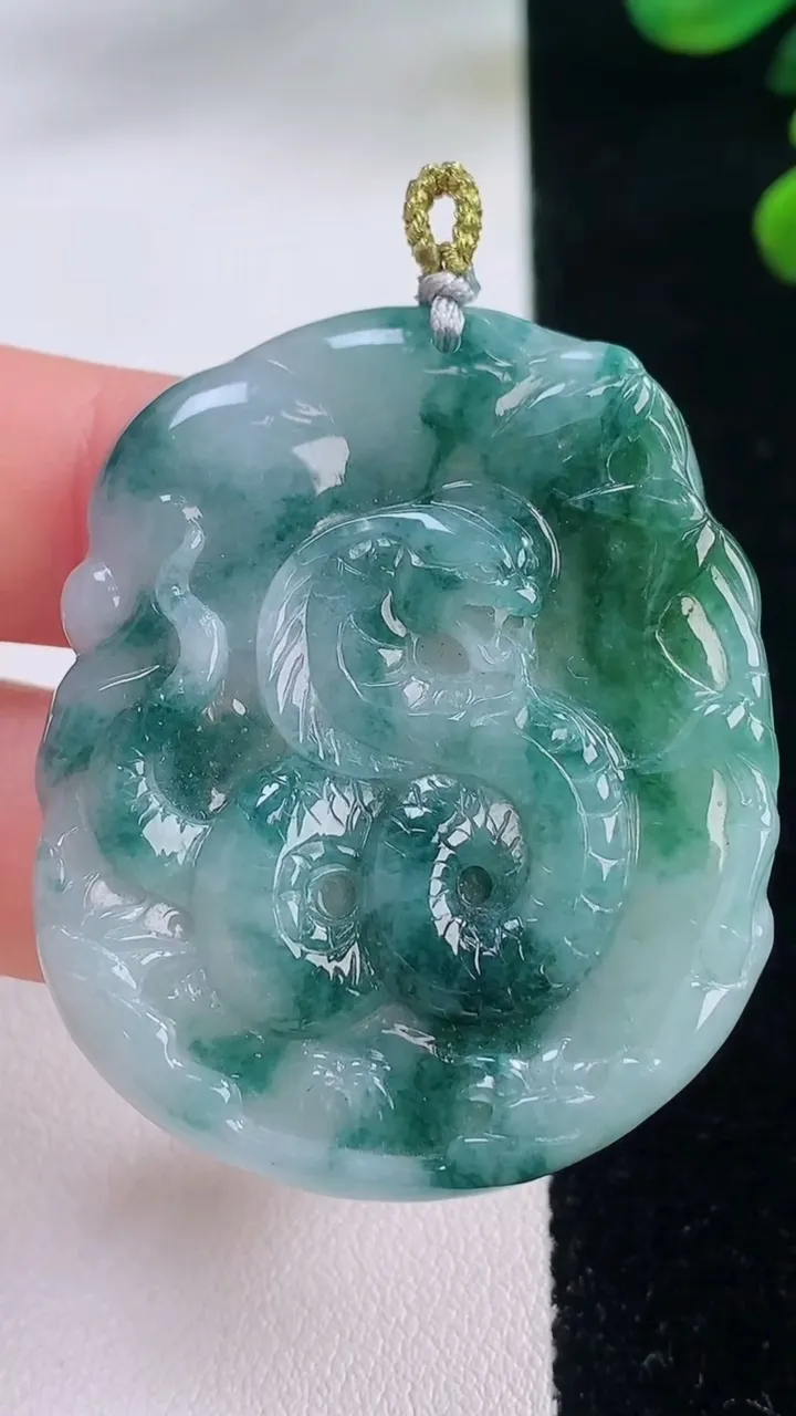 天然A货翡翠冰种飘花生肖蛇吊坠，尺寸45.2-37.3-5.5，重量:20.05g
12月3日