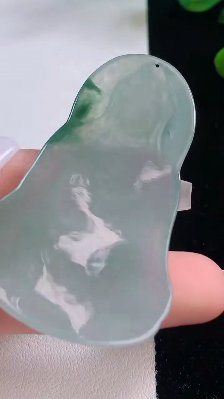 天然A货翡翠冰种飘花大势至菩萨吊坠，尺寸56.7-26.8-4，重量:14.09g
12月3日