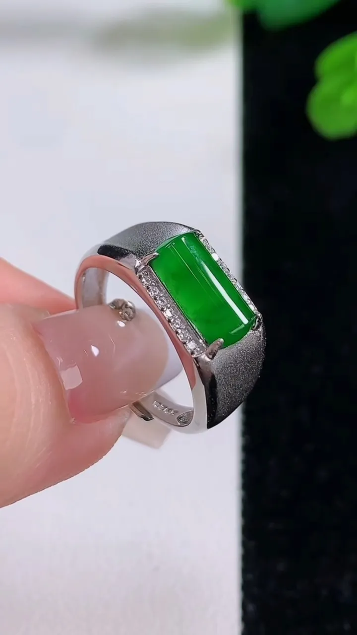 天然A货翡翠马鞍戒指，尺寸10.5-5.8-3.5，重量:3.30g2025年12月3日
工厂直销收藏佳品,种好水足，色泽均匀，有种有色，上手高大气！
