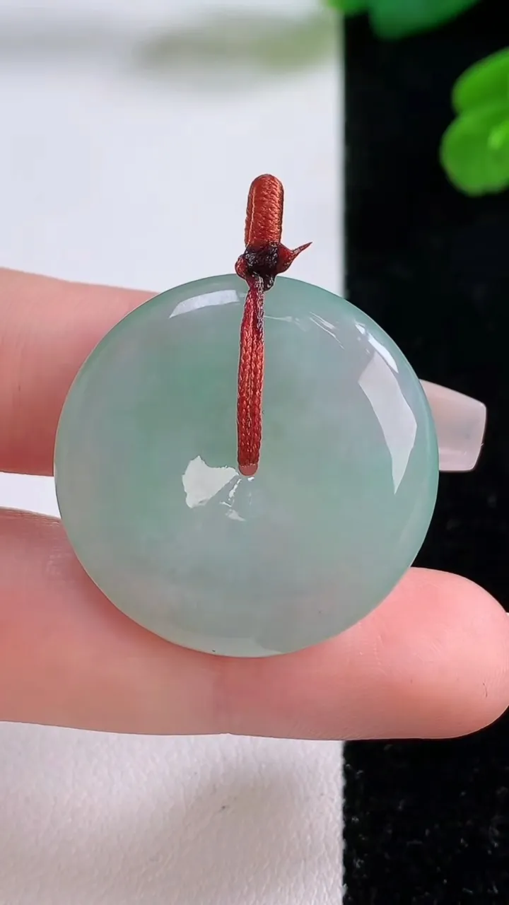 天然A货翡翠平安扣吊坠，尺寸28.8-5.6，重量:10.23g
12月3日