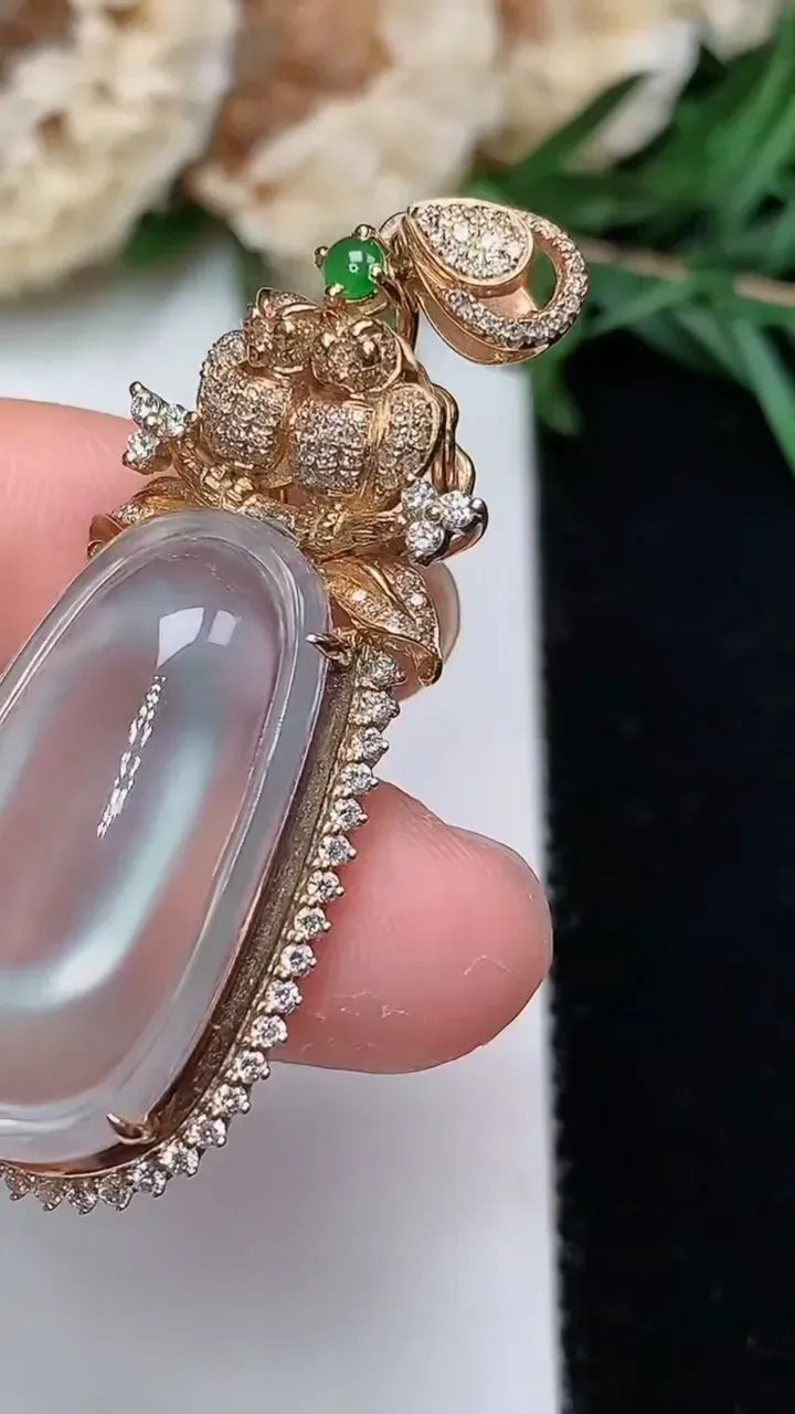 天然A货翡翠白冰蛋面吊坠，尺寸48.8-18.5-11.2，裸石26.2-14.8，重量:11.41g
12月3日