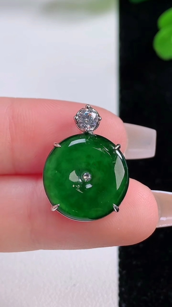 天然A货翡翠平安扣吊坠，尺寸16-4.9，重量:2.16g
12月3日