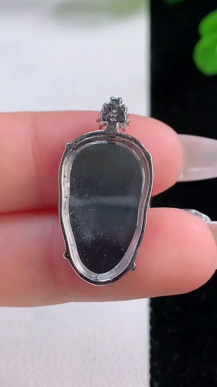 天然A货翡翠金枝玉叶 叶子吊坠，尺寸21.7-13.4-4.3，重量:2.18g
12月3日