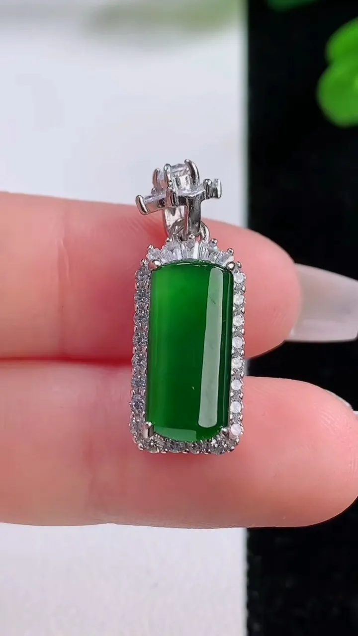 天然A货翡翠无事牌吊坠，尺寸25.5-9.5-7，15.2-7重量:3.48g
12月3日