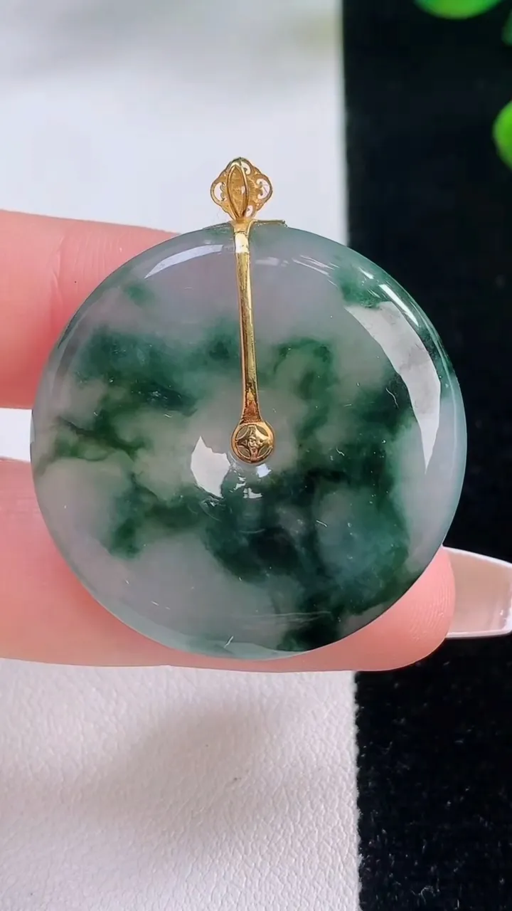 天然A货翡翠种飘花平安扣吊坠，尺寸33-5.6，重量:13.78g
12月3日