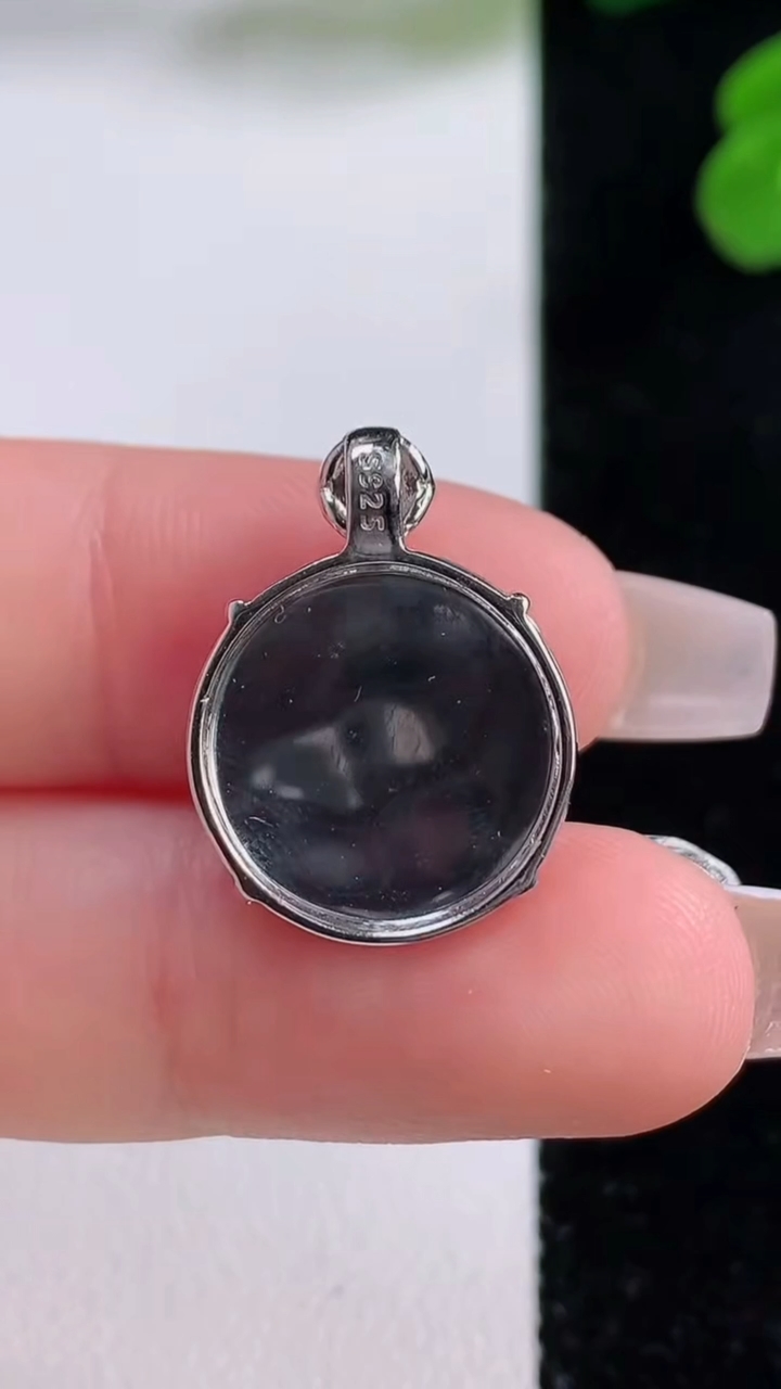 天然A货翡翠平安扣吊坠，尺寸16-4.9，重量:2.16g
12月3日